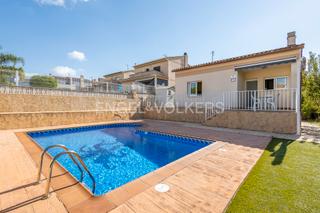 Casa a Creixell. Exclusiva casa en una sola planta con jardín y piscina en centro