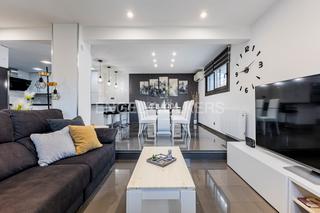 Casa a Lliçà d´Amunt. Casa reformada con encanto, jardín versátil y zona de trabajo in