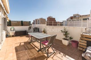 Appartement à Sants-Badal. Ático dúplex reformado con terraza espectacular y gran luminosid