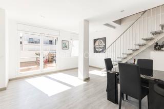 Appartement à Sants-Badal. Ático dúplex reformado con terraza espectacular y gran luminosid