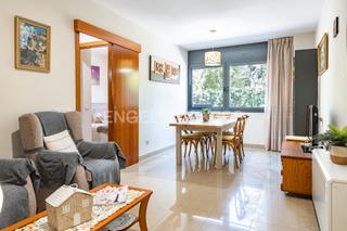 Apartament a Begues. Exclusiva planta baja en el centro de begues con parking y trast
