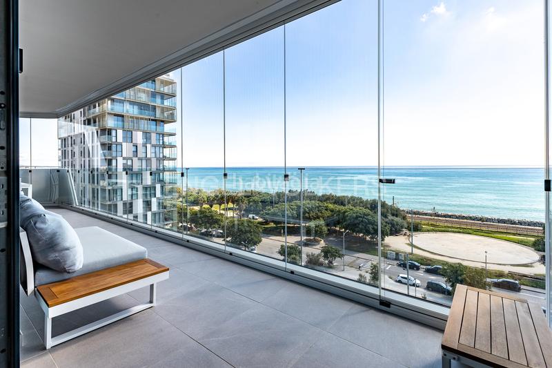 Foto 0213f94b-64eb-4079-9048-9f2fcfd14383. Alquiler apartamento magnifico piso con vistas al mar, primera linea de la playa en mataro en Mataró