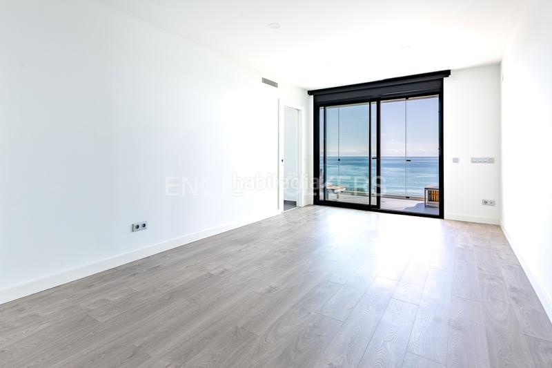 Foto cb8599fe-6107-4050-aafb-325b5dfd123b. Alquiler apartamento magnifico piso con vistas al mar, primera linea de la playa en mataro en Mataró