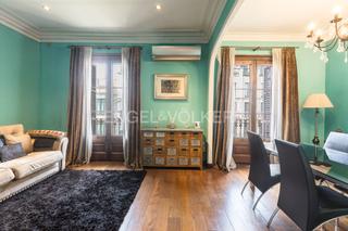 Appartement à L´Antiga Esquerra de l´Eixample. Acogedor piso alto en finca regia del eixample