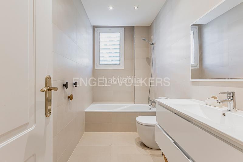 Foto bd247c54-943a-4e49-8aa4-df7259c4fd89. Piccolo appartamento con riscaldamento parcheggio piscina in Barcelona