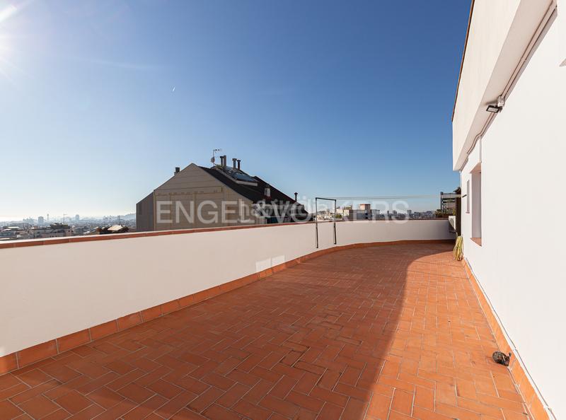 Foto 2bd9ea0d-c377-4372-add9-3d47b0869da1. Alquiler ático  amueblado en pi i margall en Barcelona