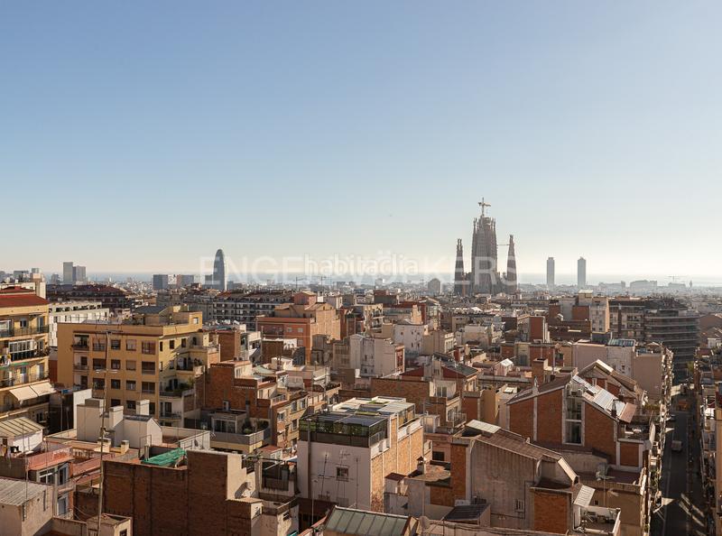 Foto ae423377-8802-4c7f-8e7d-6eb5e7c86a38. Alquiler ático  amueblado en pi i margall en Barcelona