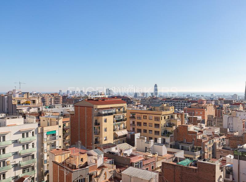 Foto cf6fb1b2-edf0-4903-83e8-9c5d2b6344a8. Alquiler ático  amueblado en pi i margall en Barcelona