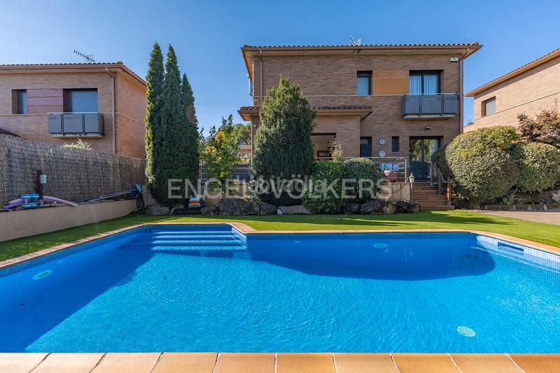 Foto 16bb0db6-fcd2-488e-99fd-a3c6cd72f94e. Casa con riscaldamento parcheggio piscina in Canovelles