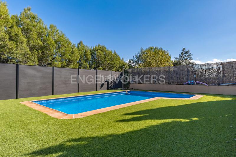 Foto 3024b9ed-76c2-4678-945a-f84d9d195443. Casa con riscaldamento parcheggio piscina in Canovelles