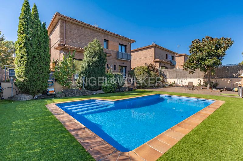 Foto 31a1b8dc-7d5b-4347-b5b2-4b2a83c6d59a. Casa con riscaldamento parcheggio piscina in Canovelles