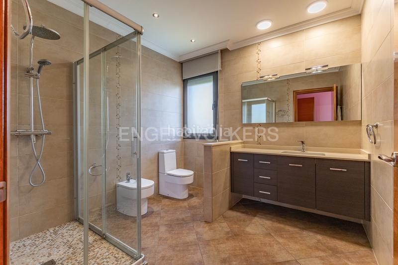 Foto 3f084160-1a48-4705-a7ab-b94c8bd146f9. Casa con riscaldamento parcheggio piscina in Canovelles