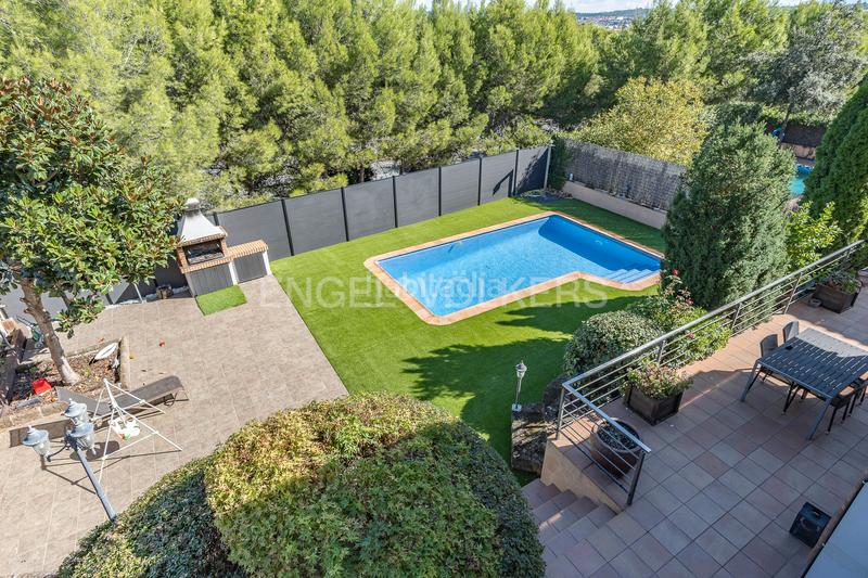 Foto 4524ccbd-4946-4ee2-b3e8-6a5031c08214. Casa con riscaldamento parcheggio piscina in Canovelles