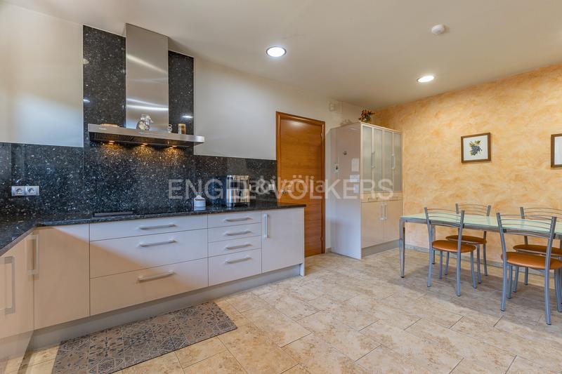 Foto 606c0fe2-3033-4550-b3ae-7bf1bdb33295. Casa con riscaldamento parcheggio piscina in Canovelles