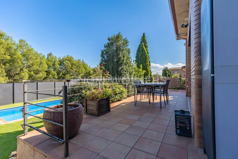 Foto 6d309308-9834-43bf-baa1-0e8229426e67. Casa con riscaldamento parcheggio piscina in Canovelles