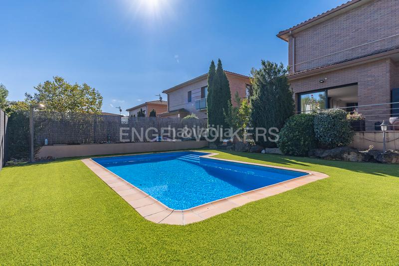 Foto 79ff6c9c-3d3f-45ff-a6f2-50c770d7b15f. Casa con riscaldamento parcheggio piscina in Canovelles