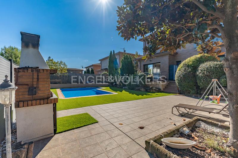 Foto a943180b-2ddf-4de2-8a75-e5133c6e3939. Casa con riscaldamento parcheggio piscina in Canovelles