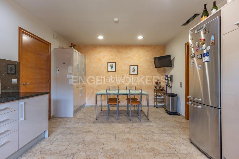 Foto b42a6a8b-bc2d-4886-8905-cf6883753618. Casa con riscaldamento parcheggio piscina in Canovelles