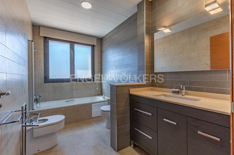 Foto b6207672-16bf-4e06-b886-2683808890ff. Casa con riscaldamento parcheggio piscina in Canovelles