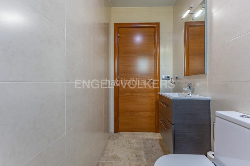 Foto ed0e893e-aa74-4c14-a337-7b8f9567b8fd. Casa con riscaldamento parcheggio piscina in Canovelles