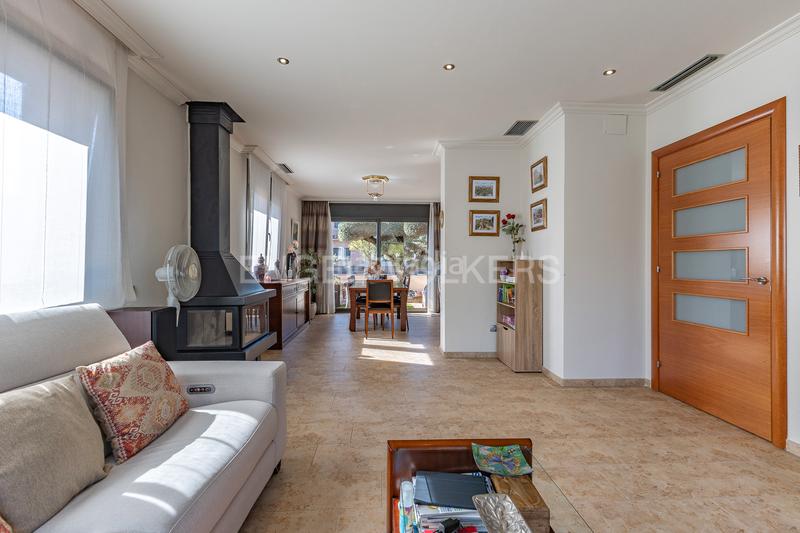 Foto f88a21e1-1064-4102-ad4c-3cdc62376fc3. Casa con riscaldamento parcheggio piscina in Canovelles