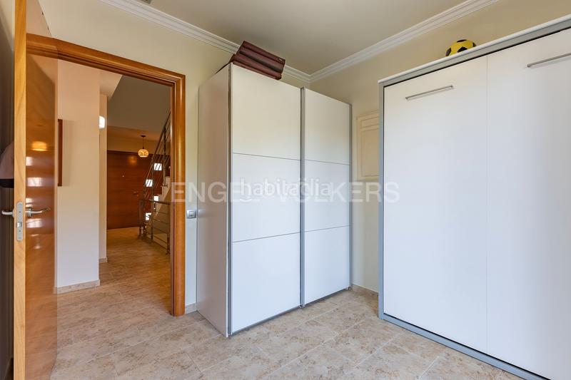 Foto fbdf0005-9ec5-4cba-aacc-39d8c37f084e. Casa con riscaldamento parcheggio piscina in Canovelles