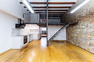 Affitto Duplex in Barri de les Corts. Bajos dúplex a dos pasos de la illa diagonal