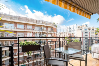 Apartament a L´Antiga Esquerra de l´Eixample. Piso alto con balcón cerca de consell de cent