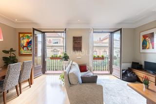 Apartamento en Raval. Soleado piso en finca regia