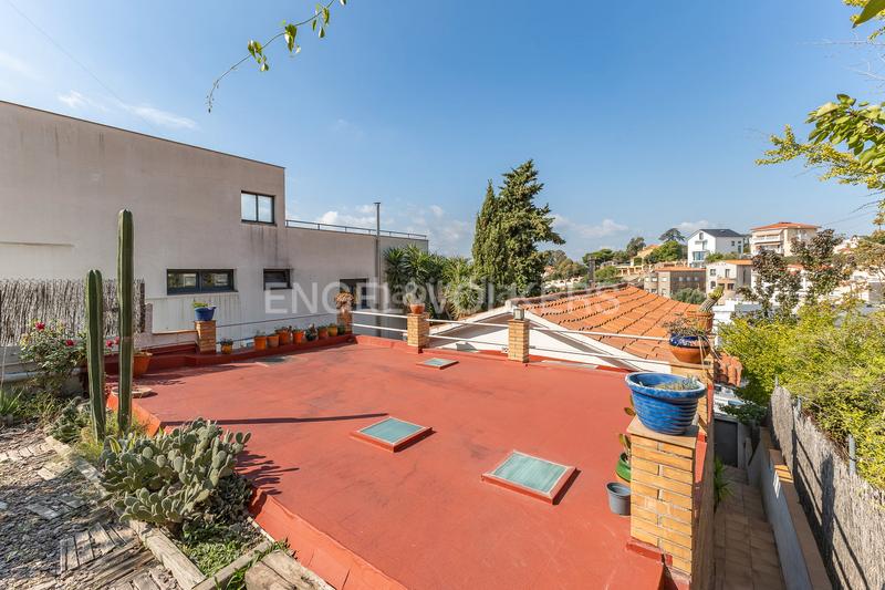 Foto 2dba3c17-c900-42a0-be90-b05c61a9653f. Haus mit heizung parking in La Miranda Esplugues de Llobregat