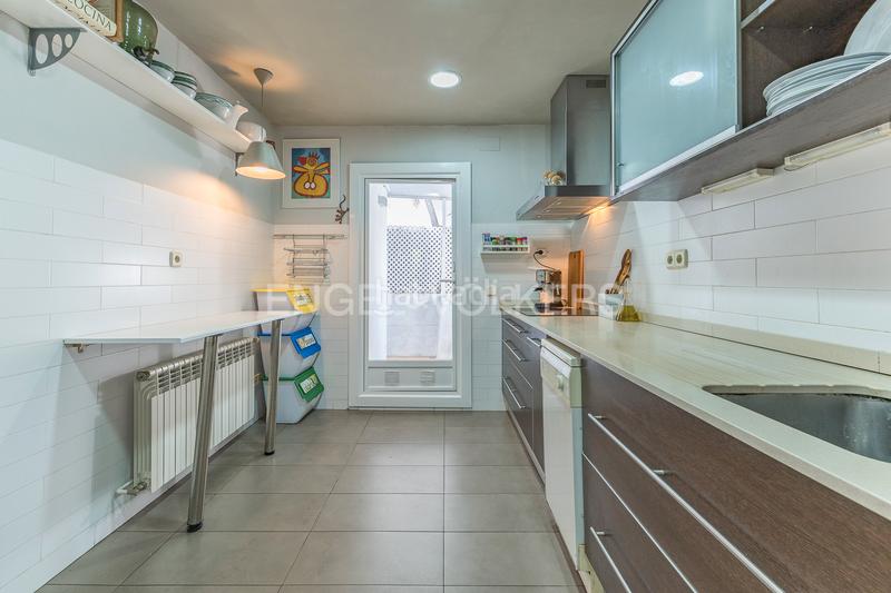 Foto 500bcc3f-d6a7-45a6-8dca-9314eab3e1dd. Haus mit heizung parking in La Miranda Esplugues de Llobregat