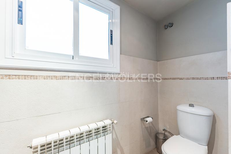 Foto 5138ad60-e4a4-45d2-824d-cd4c69560611. Haus mit heizung parking in La Miranda Esplugues de Llobregat