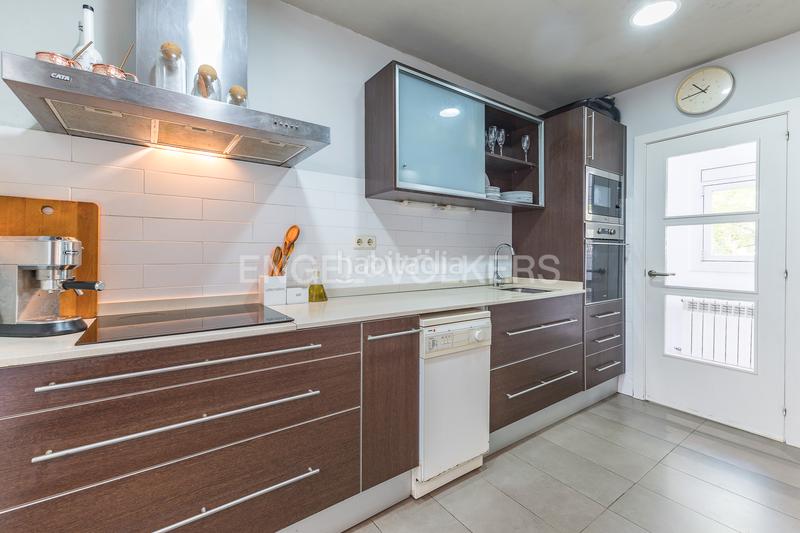 Foto 762cf854-64b0-4fdd-a6d3-16e2a258e27e. Haus mit heizung parking in La Miranda Esplugues de Llobregat