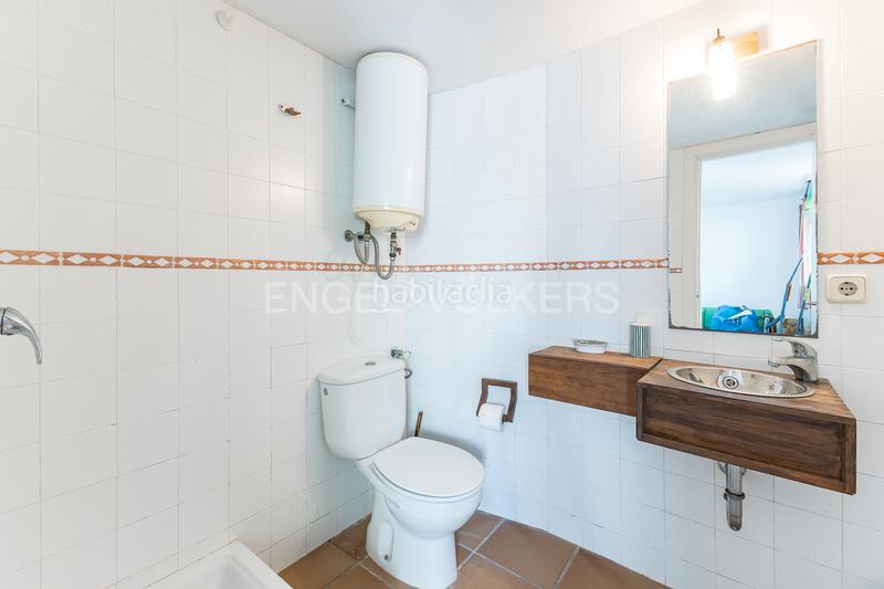 Foto b3b8b2c9-1820-4c47-a68f-01c147a0f1b6. Haus mit heizung parking in La Miranda Esplugues de Llobregat