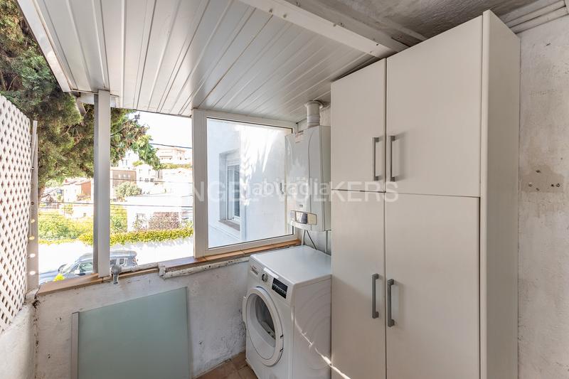 Foto c19f7668-d0aa-4894-8957-eff43685f678. Haus mit heizung parking in La Miranda Esplugues de Llobregat