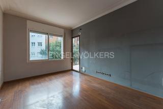 Appartement à Baix Guinardó. Piso de tres habitaciones amplias, muy luminoso y con terracita