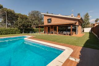 Casa a Bellaterra. Preciosa casa con jardín, piscina y vistas verdes, a 12 minutos