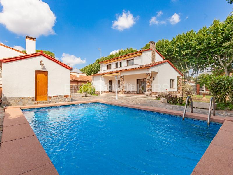 Foto fb8fd23d-2941-481a-9933-407762b2d528. Haus mit heizung parking pool in Mira-sol Sant Cugat del Vallès