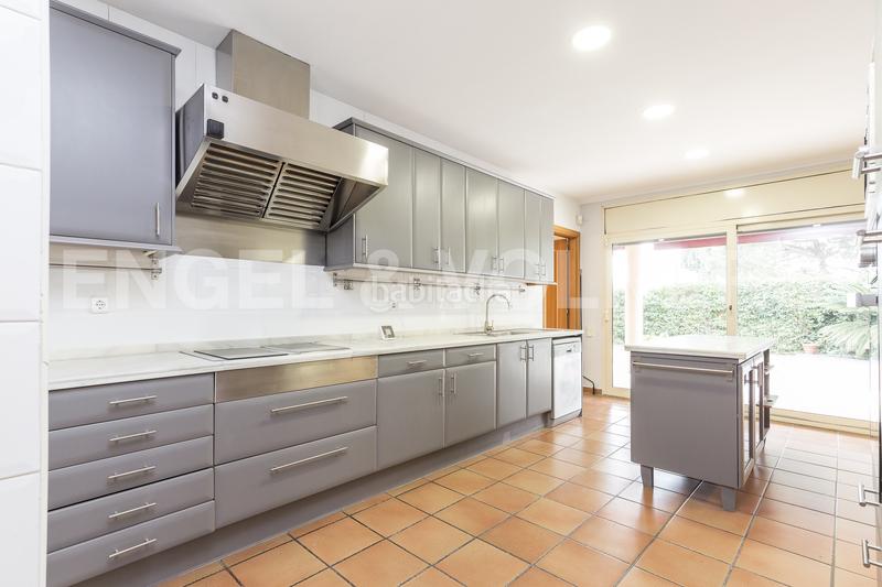 Foto e69756a6-e9bb-496c-aecb-4402d820db0b. Alquiler casa espectacular casa con gran jardín y pisicina en Esplugues de Llobregat