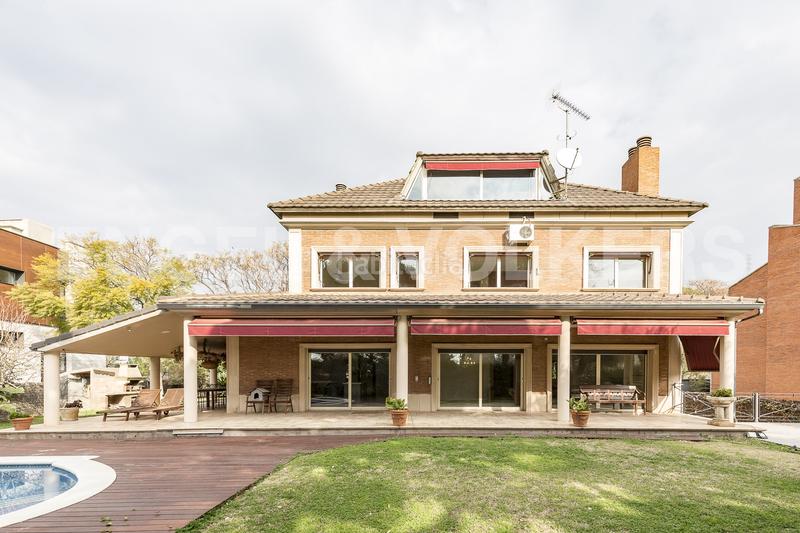 Foto e799bfd6-32bc-4e51-a6b8-978351b6f706. Alquiler casa espectacular casa con gran jardín y pisicina en Esplugues de Llobregat