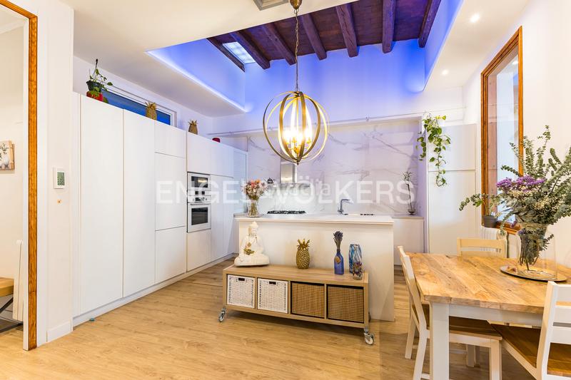 Foto 1d98ec81-d181-4147-986b-32fa450fecee. Casa amb calefacció a Barri de les Corts Barcelona