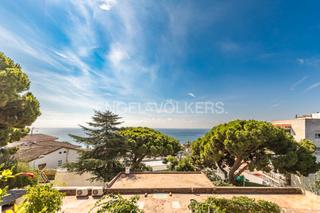 Location Appartement à Caldes d´Estrac. Elegante apartamento con jardín y vistas al mar