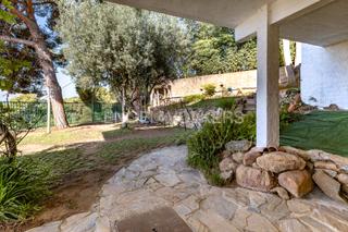 Miete Appartement in Caldes d´Estrac. Elegante apartamento con jardín y vistas al mar