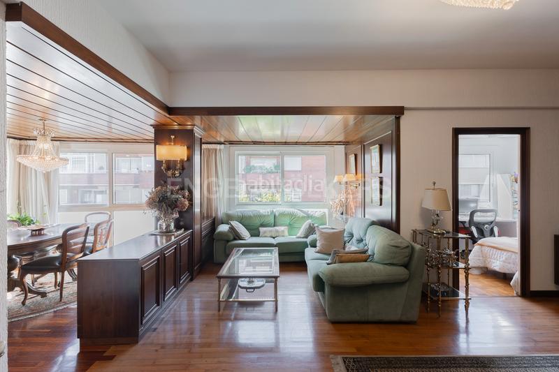 Foto 136e52eb-f3f1-4036-883e-5e53192e5bbe. Apartamento amplio piso esquinero y alto en aribaugalvany en Barcelona