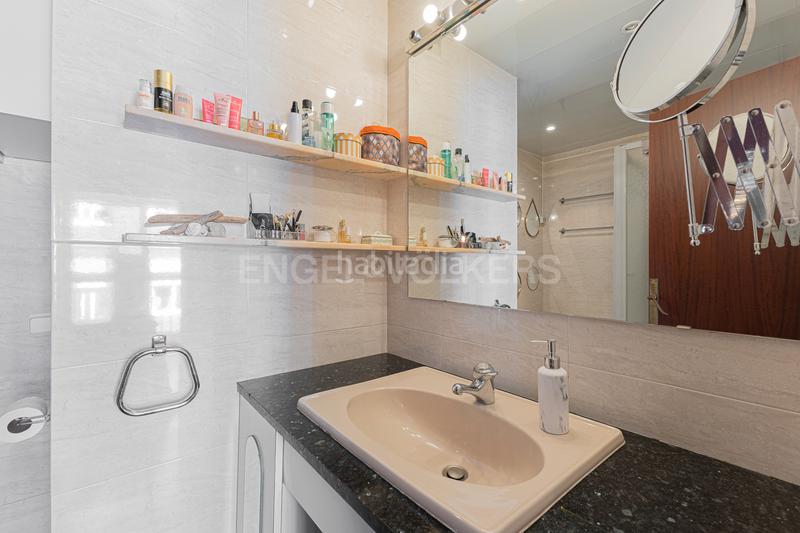 Foto 1b33840d-0940-425a-b2f8-1744a26509b3. Apartamento amplio piso esquinero y alto en aribaugalvany en Barcelona