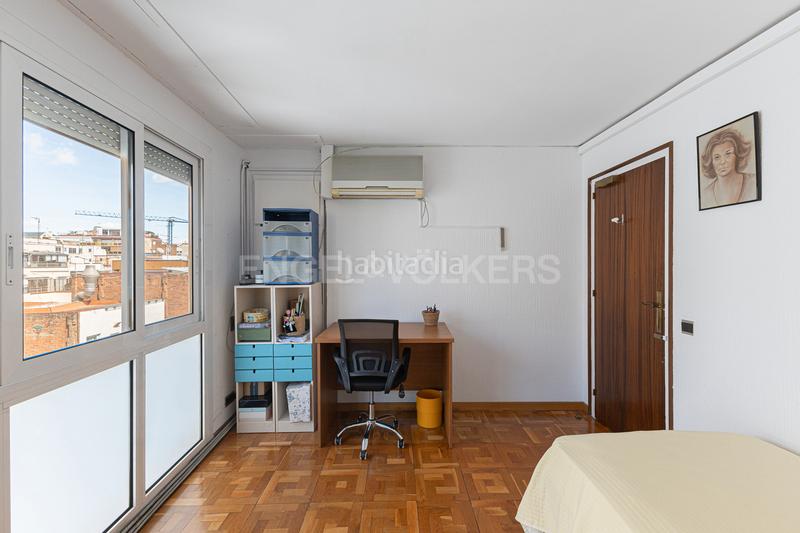 Foto 22695aac-c484-437c-b318-7f5c61a2f23f. Apartamento amplio piso esquinero y alto en aribaugalvany en Barcelona