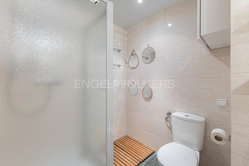 Foto 3300665b-85a9-42b9-843c-4b446f409d21. Apartamento amplio piso esquinero y alto en aribaugalvany en Barcelona