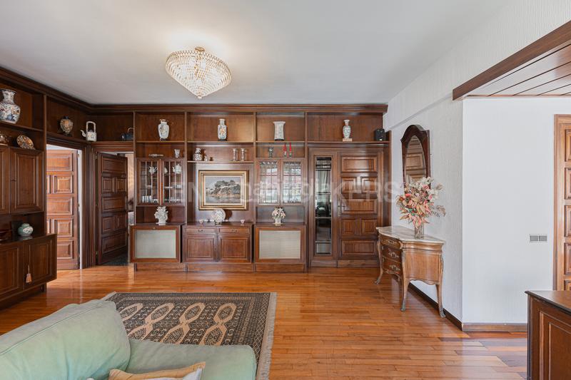 Foto 95e51468-b660-4c4e-a545-21a417e89f2f. Apartamento amplio piso esquinero y alto en aribaugalvany en Barcelona