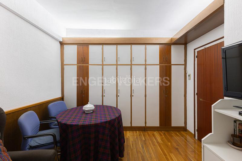 Foto b0d92402-cff0-46fe-8e1d-3ecf20e90f97. Apartamento amplio piso esquinero y alto en aribaugalvany en Barcelona
