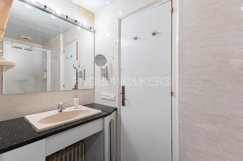 Foto d4b55db4-d396-4500-81c2-5bf981b85c63. Apartamento amplio piso esquinero y alto en aribaugalvany en Barcelona